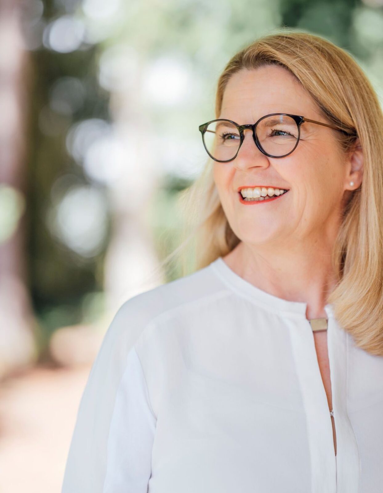Meike Schüttkus, Freie Rednerin, blick nach links, weiße Bluse