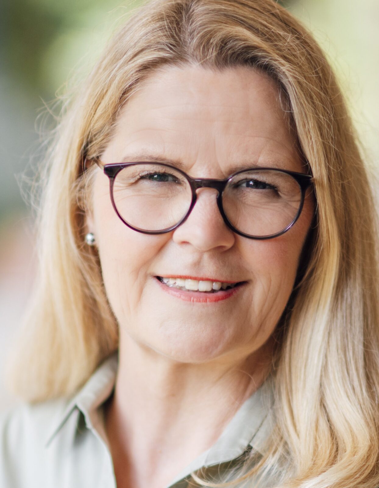 Meike Schüttkus, Freie Rednerin, Blonde lange Haare, mit grüner Bluse und brauner Brille
