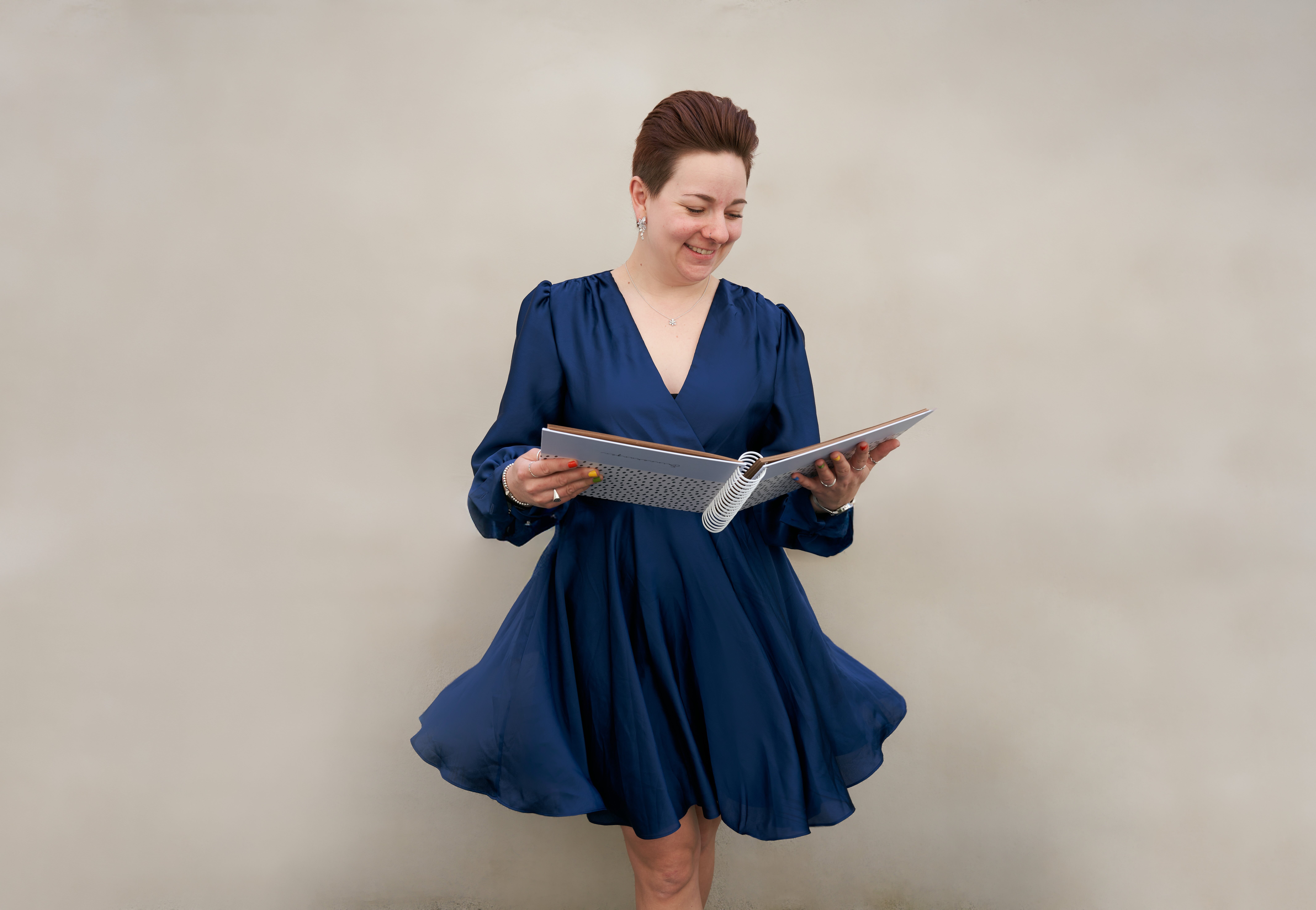 Rednerin Caro hält ihre Rednerinnenmappe offen und lächelt