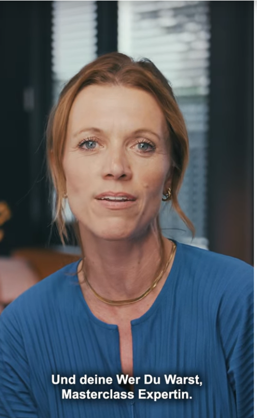 Mel Breese in der frontalen Ansicht als Schnappschuss aus dem Video zum Workshop Die Trauerrede State Of The Art