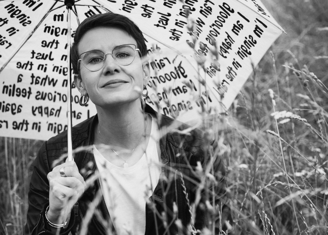 Trauerrednerin-Wer-Du-Warst-Wiesbaden-Sarah-Redenschirm