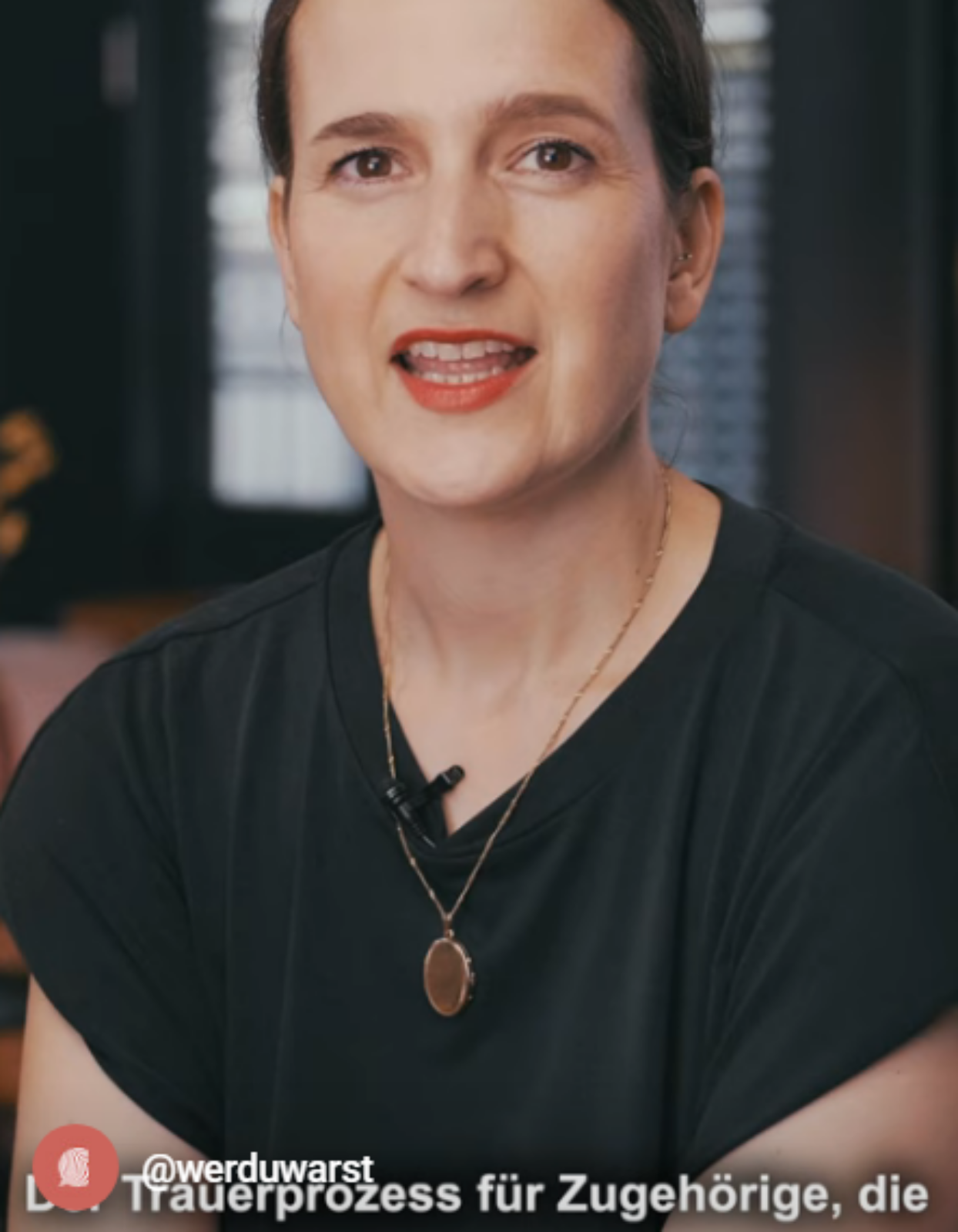 Carina Fritz Gründerin von WER DU WARST in frontaler Ansicht. Hier kommt man zum Video zum Thema Abschied nehmen bei Suizid