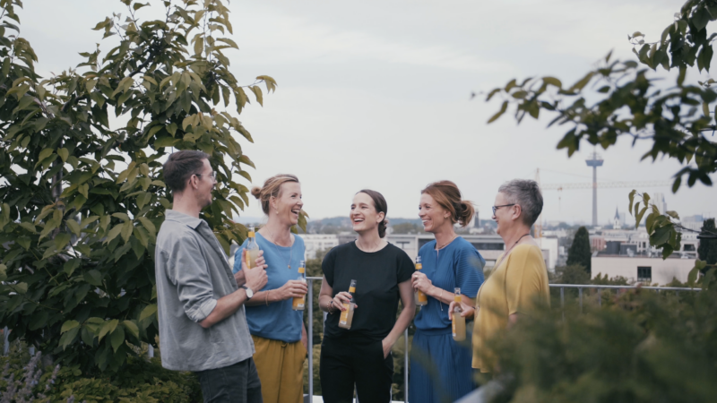 Masterclass Expert*innen Benni Bauerdick Gunda Tibelius Carina Fritz Mel Breese und Claudia Hahn stehen auf der Dachterasse den Ship Köln und haben eine Fritz Limo in der Hand während sie sich lachend austauschen