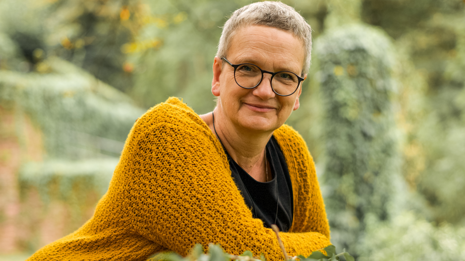Claudia Hahn Expertin für Sternenkinder in der Natur, lächelt in die Kamera