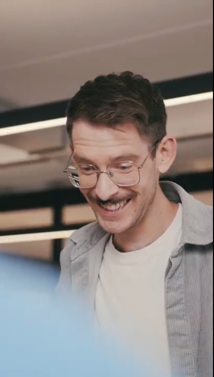 Schnappschuss aus einem Workshop mit Radiomoderator und Trauerbegleiter Benni Bauerdick Sprechtraining für Trauerredner*innen