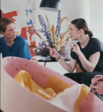 Sternenkinder Im Vordergrund ein Nestchen für ein Sternenkind die Wer Du Warst Gründerinnen im Hintergrund die gerade im Workshop interagieren