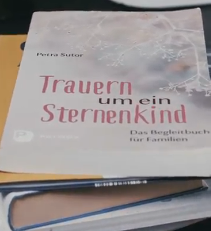 Sternenkinder Claudia Hahn Ein Stapel Bücher zum Thema Abschied nehmen von Kindern und Sternenkindern