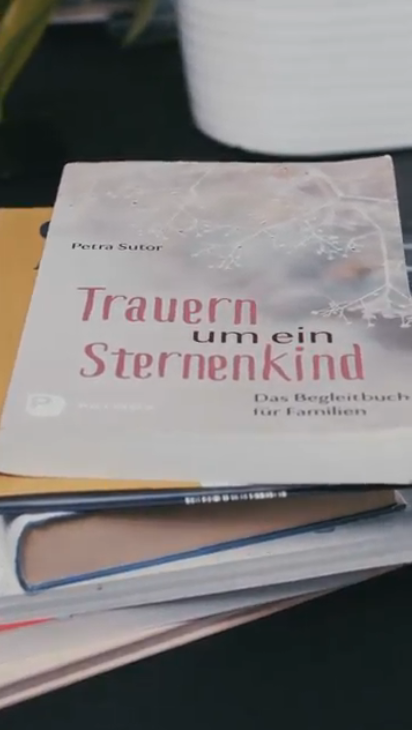 Ein Stapel Bücher zum Thema Abschied nehmen von Kindern und Sternenkindern