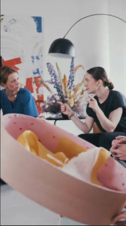 Im Vordergrund ein Nestchen für ein Sternenkind die Wer Du Warst Gründerinnen im Hintergrund die gerade im Workshop interagieren