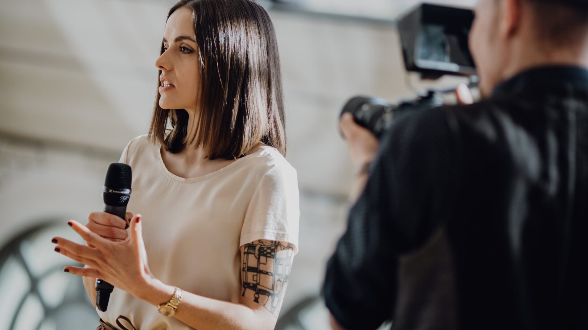 Trauerrednerin Wer du warst beim Dreh mit Mikro in der Hand und neben ihr der Videograf